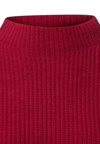 Geribde coltrui in diep rood, met een structuurgebreide patroon en een aansluitende kraag.