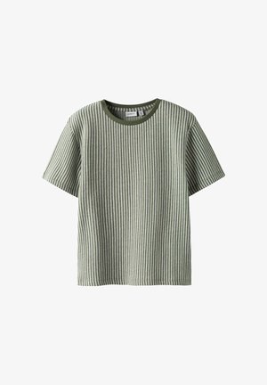 Krótki rękaw, dzianinowa koszulka z pionowymi zielonymi i białymi paskami oraz jednokolorowym zielonym okrągłym dekoltem.