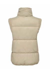 Bēša bezroku pūdera veste ar augstu apkakli, kas ir izklāta ar mīkstu, reljefainu oderi plecos un kviltētu dizainu.