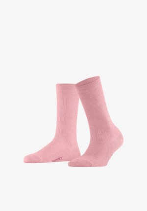 Paar schlichte, hellrosa, gerippte Knöchelsocken, eine leicht nach vorne geneigt, mit kleinem Markenlogo in der Nähe des Zehenbereichs vor weißem Hintergrund.