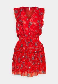 Rotes Blumenkleid mit V-Ausschnitt, Rüschensäumen und einem gestuften, geschichteten Saum. Es besitzt Blau- und Dunkelrosa-Blumenmuster auf einem transparenten Stoff.