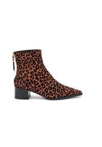 Botines de ante en estampado de leopardo en marrón y negro, con punta afilada y un tacón grueso negro, adornados con un zipper dorado decorativo.