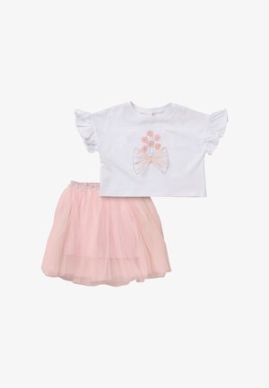 Weißes Kurzarmoberteil mit Rüschärmeln und pinkem Blumen- und Schleifendesign, kombiniert mit einem hellrosa Tüllrock mit elastischem Bund.