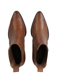 Botas cortas de cuero marrón con punta afilada, paneles laterales elásticos y tiradores en el talón. Textura suave y silueta estilizada.