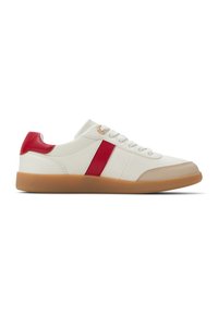 Sneaker bianco in pelle con striscia rossa e dettagli, suola in gomma, punta rotonda e design con lacci a sei fori.