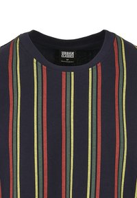 Sötétkék rövid ujjú póló zöld, piros és sárga függőleges csíkokkal. Kerek nyakú és puha tapintású anyag. A címkén az "Urban Classics" felirat olvasható.