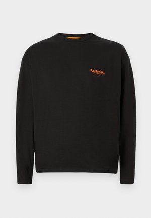 Camiseta negra de manga larga hecha de algodón, con un pequeño logo naranja de "Replay Inc." en el pecho, cuello redondo y ajuste estándar.