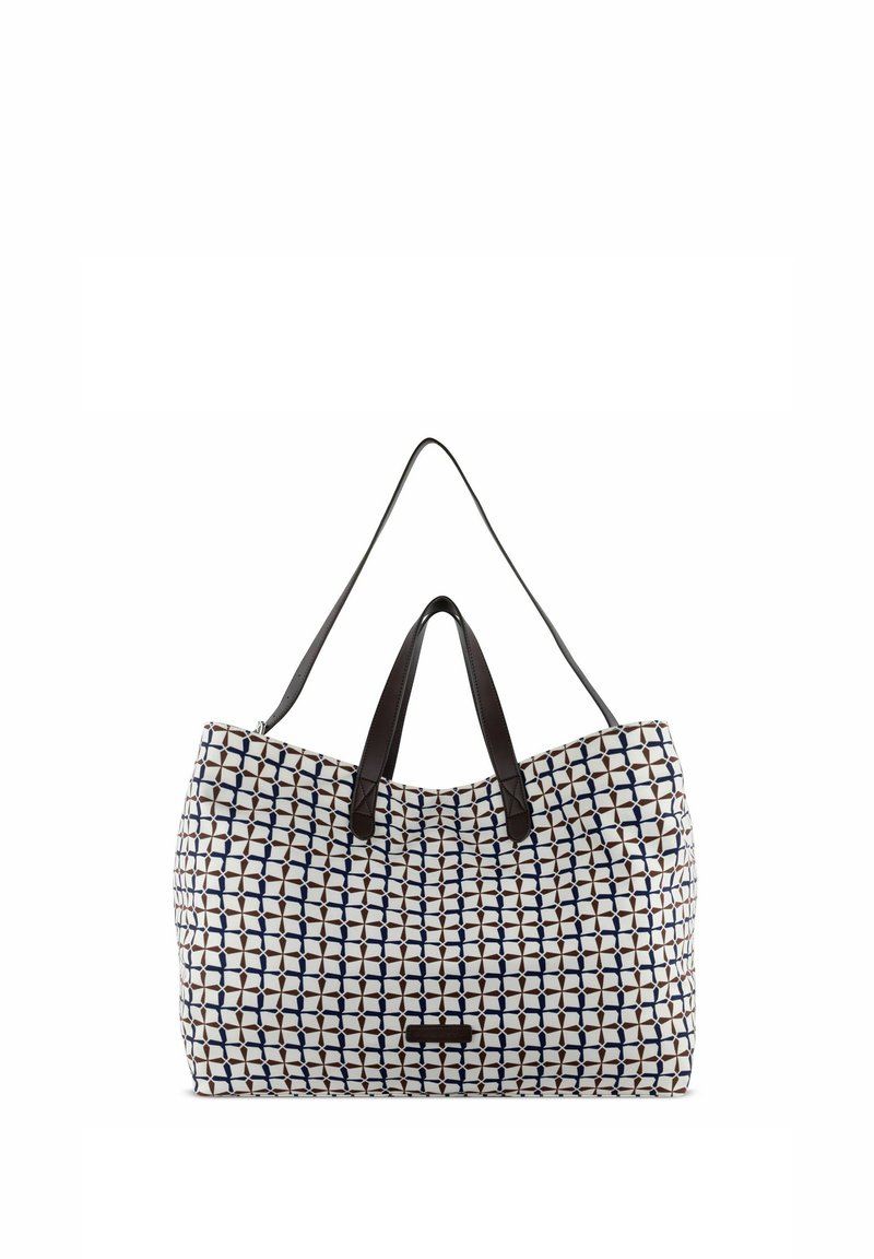 Polyester draagtas met een geometrisch patroon in marineblauw en wit. Voorzien van twee donkerbruine handvatten en een rechthoekige basis voor stabiliteit.