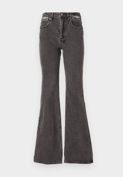 Jeans a zampa nera in denim con una texture sbiadita, dotati di tasche frontali, passanti per cintura e hardware metallico decorativo in vita.