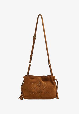 Sac bandoulière en daim marron avec sangle réglable, motif décoratif de clous et de perles, pampilles sur les côtés et texte « W.11 » au centre en bas.