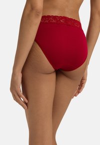 Rode katoenen hoge taille-slipjes met een kanten rand bij de tailleband, voorzien van een gladde textuur en een aansluitend ontwerp voor comfort.