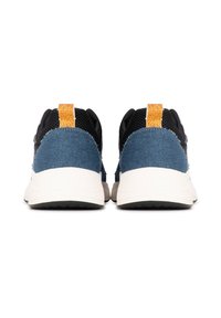 Sneaker mit einem schwarzen Mesh-Obermaterial, blauen Denim-Akzenten und einer metallisch-orangen Fersenschlaufe. Weiße Sohle mit strukturiertem schwarzen Außensohle.
