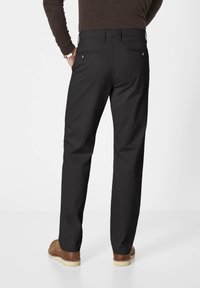 Schwarze Hose mit geradem Schnitt und glatter Textur. Verfügt über zwei hintere Taschen mit Knopfverschluss und einem klassischen Bund.