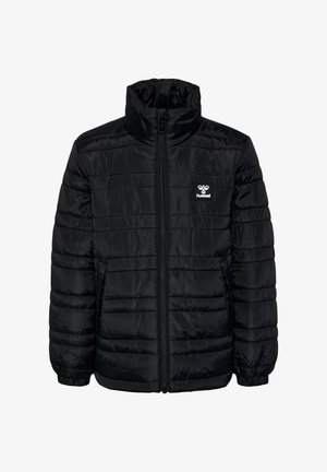 Svart puffjacka med hög krage, med horisontella vadderade sektioner, blixtlås och en liten logotyp på vänster bröst.