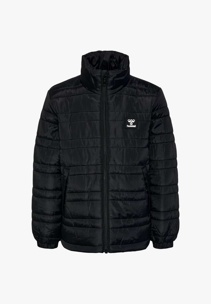 Czarna kurtka puchowa z wysokim kołnierzem, z poziomymi przeszyciami, zapinana na zamek błyskawiczny, z małym logo na lewej piersi.