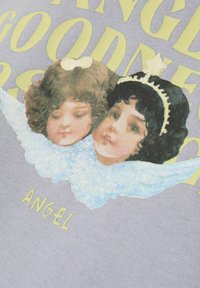 Grafična majica z dvema angelčkoma na svetlo vijolični podlagi, z modrimi krili in stiliziranim rumenim besedilom z napisom "ANGEL."