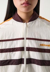 adidas Originals TRACK TOP - Casaco de treino - off white/shadow brown