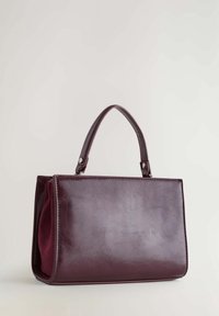 Sac à main de taille moyenne en simili cuir bordeaux profond avec une texture lisse, de forme rectangulaire, deux poignées courtes et sans éléments de quincaillerie visibles.