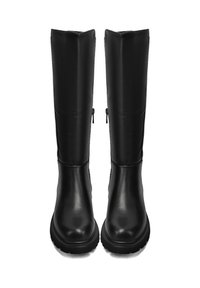 Stivali neri al ginocchio realizzati in materiale sintetico liscio, caratterizzati da una punta rotonda, suola spessa e due zip laterali per una facile calzata.