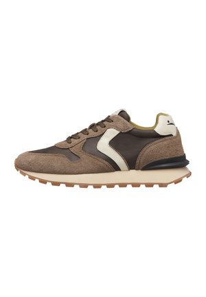 Sneaker casual marrone e beige con pannelli in suede e pelle, design con lacci, suola imbottita e suola esterna in gomma texturizzata.