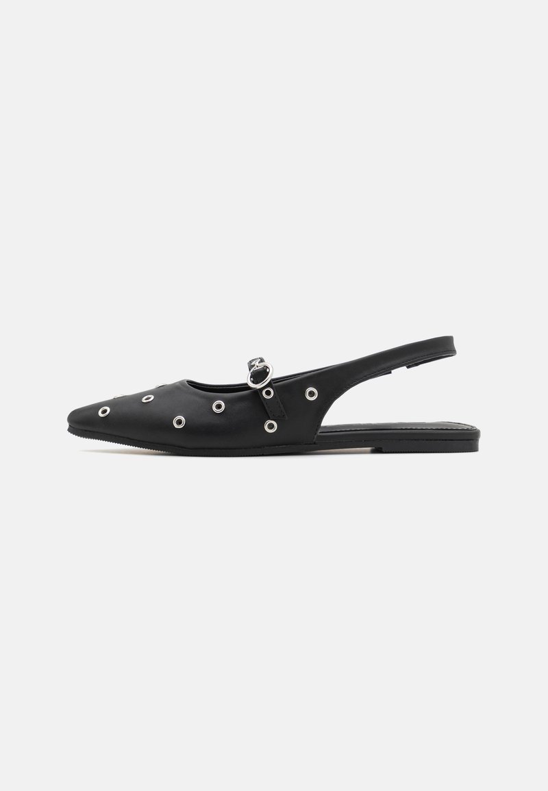 Crne slingback cipele s šiljastim vrhom, glatkim materijalom, srebrnim detaljima i remenom s kopčom. Ravni potplat s minimalnim uzorkom.