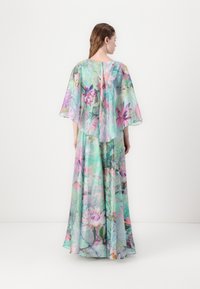 Langes, fließendes Kleid aus leichtem, durchsichtigem Stoff. Es hat einen blumigen Druck in Pastellfarben wie Grün, Pink und Lila und verfügt über Fledermausärmel.