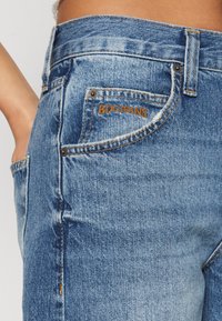 BDG Urban Outfitters BATTERED VINTAGE LOGAN - Platėjantys džinsai - blue