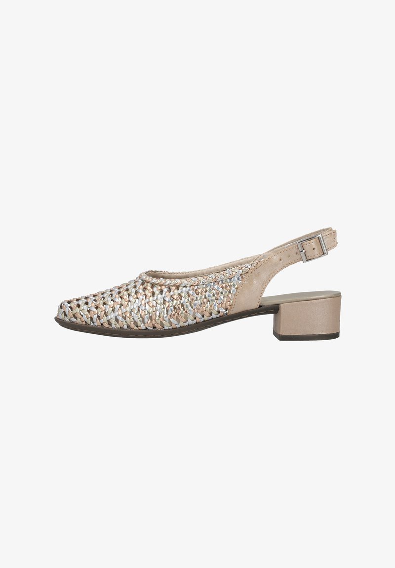 Chaussure beige à bride arrière avec dessus tissé en métal argenté et doré, petit talon bloc, et bride réglable à boucle.