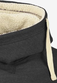 Sudadera gris oscuro con un cuello forrado de sherpa beige y cordones color crema, que presenta una textura suave y detalles de costura visibles.