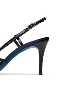 Sandal in vernice nera con tacco alto, dotata di fibbia regolabile, design open-toe e suola blu a contrasto.