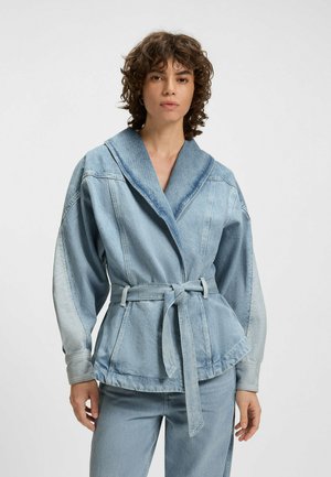 Denim jasje in lichtblauw met een brede kraag, een ceintuur in de taille en verlaagde schouders. Beschikt over een losse pasvorm en subtiele vervagingdetails.
