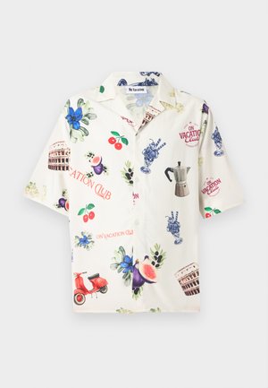 Crèmekleurig shirt met korte mouwen en kleurrijke prints van vijgen, kersen, blauwe bloemen, een rode scooter, een koffiezetapparaat, ijsjes en de tekst "On Vacation Club".