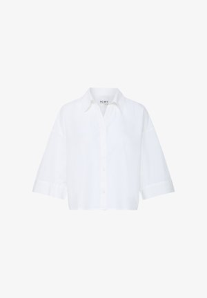 Camisa blanca recortada abotonada con mangas tres cuartos y cuello puntiagudo, etiquetada con "ICHI" en el interior del escote.