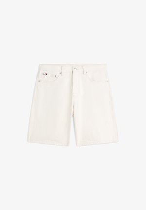 Hvide denimshorts med frontknap, lynlåslukning, bæltestropper og femlomme-design inklusive en lille logo på den højre lomme.