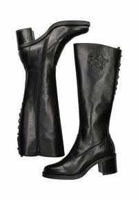 Bottes noires en cuir montantes, dotées d'une fermeture éclair, d'un talon courbé et de boutons décoratifs sur le côté. Détail d'emblème gaufré à l'avant.