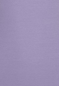 Geribbelde gebreide stof in licht lavendel, met een soepele textuur en consistente verticale lijnen. Geschikt voor strakke kledingstukken.