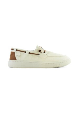Scarpa da barca beige casual con dettagli in pelle marrone, lacci e suola in gomma bianca progettata per comfort e stile.