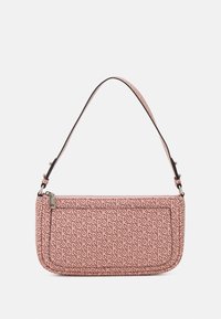 Różowa tekstylna torba na ramię z powtarzającym się wzorem logo, płaskim prostokątnym kształtem, zamkiem błyskawicznym oraz cienkim regulowanym paskiem.