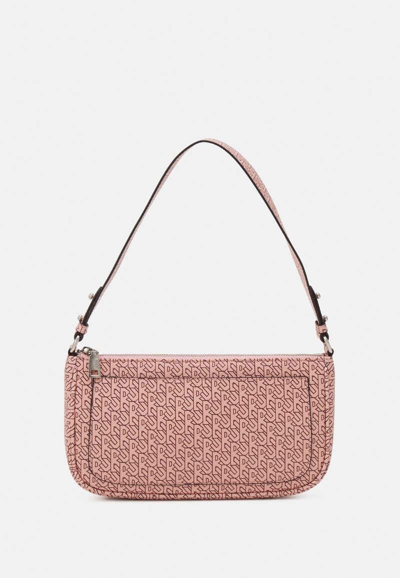 Różowa tekstylna torba na ramię z powtarzającym się wzorem logo, płaskim prostokątnym kształtem, zamkiem błyskawicznym oraz cienkim regulowanym paskiem.