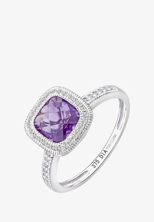 Purpurinis brangakmenių žiedas su pagalvėlės formos pagrindiniu akmeniu, apsuptas mažų deimantų oreoliu. Sidabrinė juosta su blizgia tekstūra.