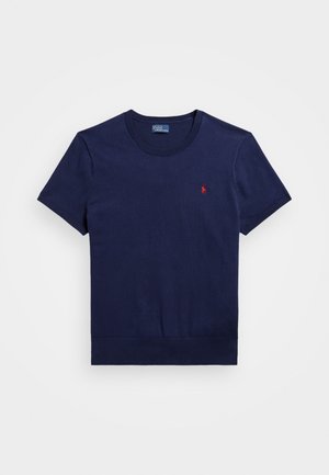 Námornícka modrá tričko s krátkym rukávom vyrobené z bavlny, s okrouhlym výstrihom a malým červeným logom na ľavej hrudi. Hladká textúra.