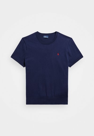 Στρατιωτικό μπλε κοντομάνικο μπλουζάκι φτιαγμένο από βαμβάκι, με στρογγυλή λαιμόκοψη και μικρό κόκκινο λογότυπο στο αριστερό στήθος. Λείος υφή.