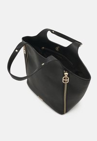 Zwarte leren tote bag met een gestructureerde afwerking, brede opening en gouden hardware accenten. Inclusief een ritsvak en kenmerkende branding aan de binnenzijde.