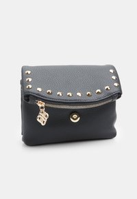 Borsa in pelle nera strutturata con patta, dettagli in metallo dorato, comparto principale con zip e un charm decorativo.