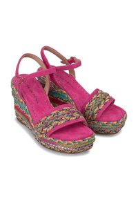 Roze suede sleehakken hebben gevlochten, meerkleurige accenten en banden. Textuurzolen en decoratieve details verbeteren het ontwerp.