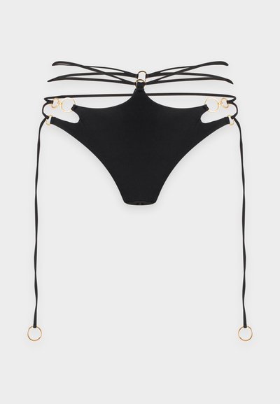 Bas de bikini noir avec plusieurs fines lanières, détails en anneaux dorés et longs liens latéraux sur fond blanc uni.