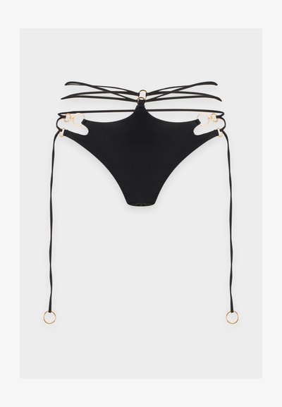 Bas de bikini noir avec plusieurs fines lanières, détails en anneaux dorés et longs liens latéraux sur fond blanc uni.
