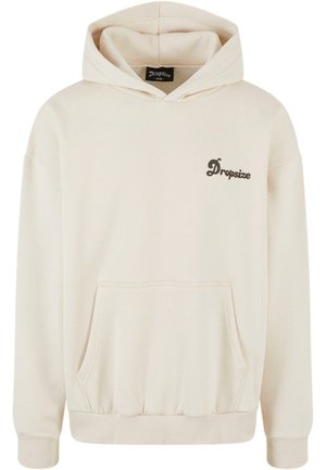 Sudadera de color crema con un bolsillo canguro, puños y dobladillo acanalados. Presenta un logo oscuro "Dropsize" en el lado izquierdo del pecho. Textura de tela suave.