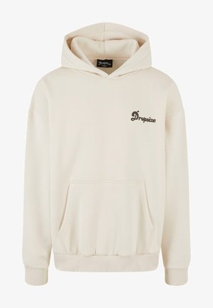 Cremefarvet hoodie med kængurulomme, ribbede manchetter og kant. Har et mørkt logo "Dropsize" på venstre bryst. Blød stoftekstur.