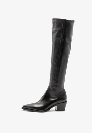 Stivale in pelle nera al ginocchio con punta affusolata, tacco curvo e texture liscia. Presenta una costruzione senza cuciture e una silhouette pulita.